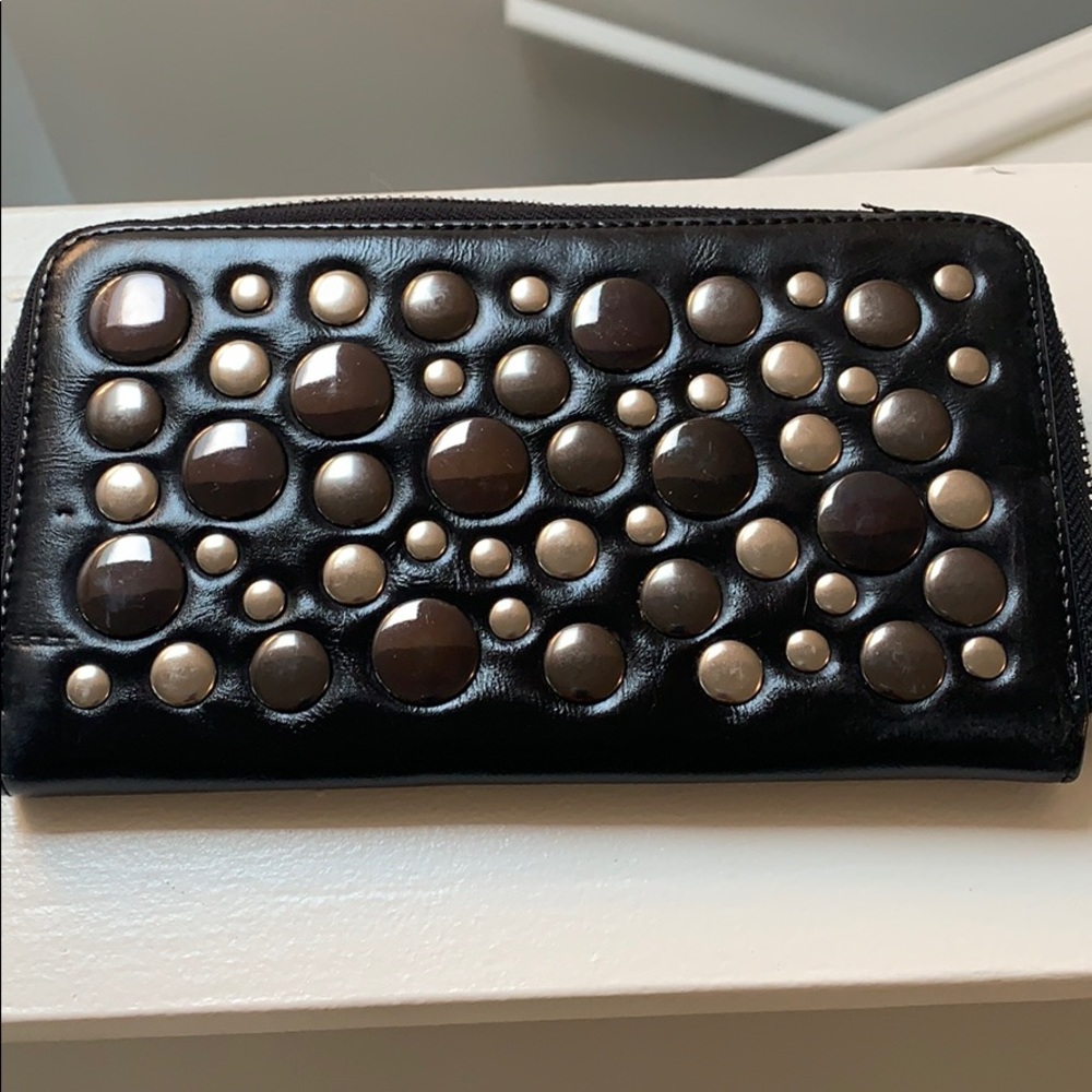 Black clutch